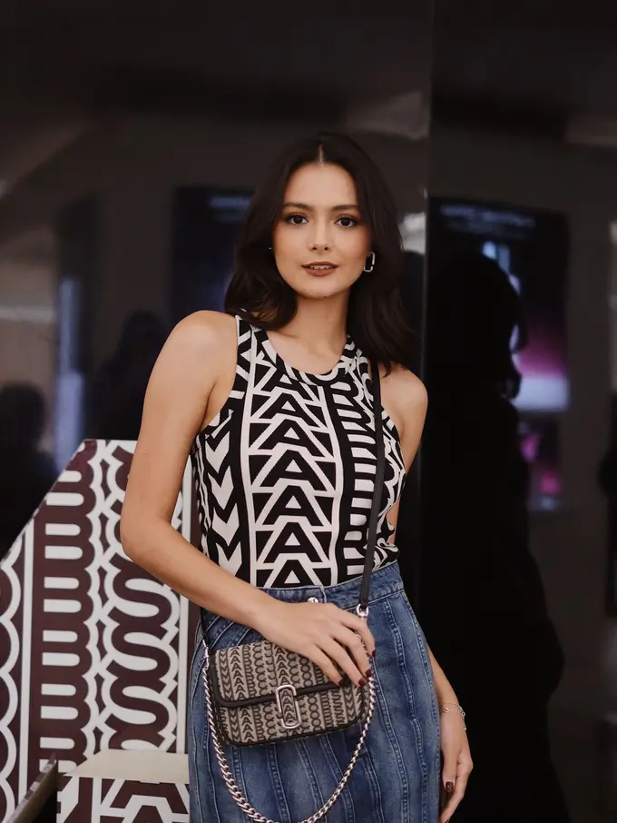 Selain rangkaian koleksi tas yang baru, Pre-Fall 2023 ini Marc Jacob melengkapi koleksinya dengan berbagai Ready-to-Wear, aksesoris, dompet dan sepatu kolaborasi Melissa.