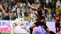 Strahinja Pavlovic berebut bola dengan&nbsp;Lloyd Kelly di laga Juventus vs AC Milan di pekan ke enam Serie A 2025/2026 di Allianz Stadium, Senin (06/10/2025). (Marco Alpozzi/LaPresse via AP)