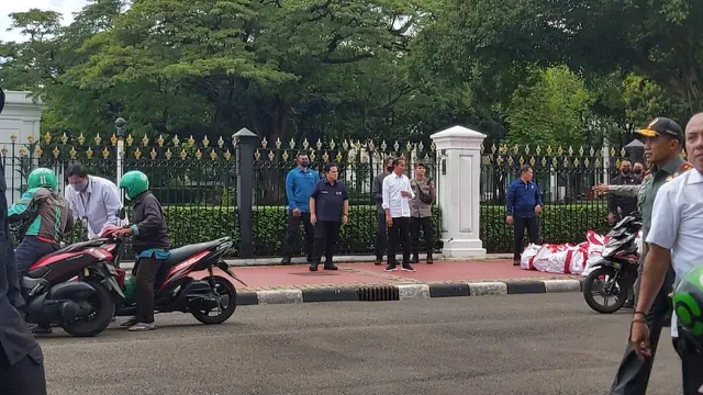 Presiden Jokowi dengan ditemani oleh Menteri BUMN Erick Thohir