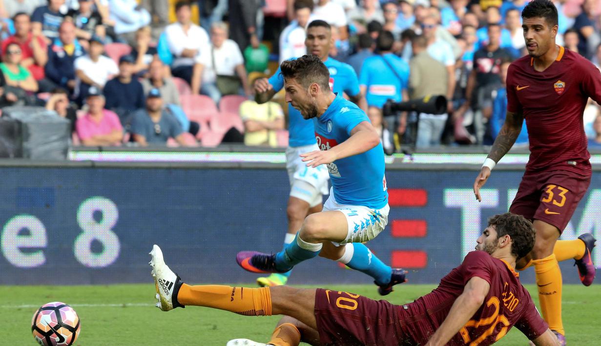 Pemain Napoli, Dries Mertens dihadang pemain AS Roma, Federico Fazio pada lanjutan Serie A Italia di San Paolo Stadium, Naples (15/10/2016). (REUTERS/Stefano Rellandini)