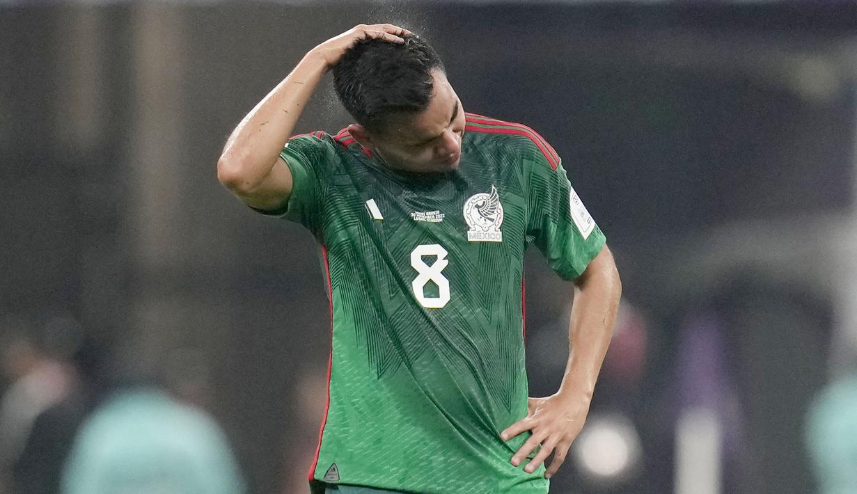 Namun, skenario itu buyar setelah Arab Saudi mencetak satu gol balasan pada menit 90+5, melalui Salem Aidawsari. Gol itu memastikan Meksiko tersingkir karena kalah dari selisih gol dari Polandia, yaitu 1- berbanding 0. (AP/Ricardo Mazalan)