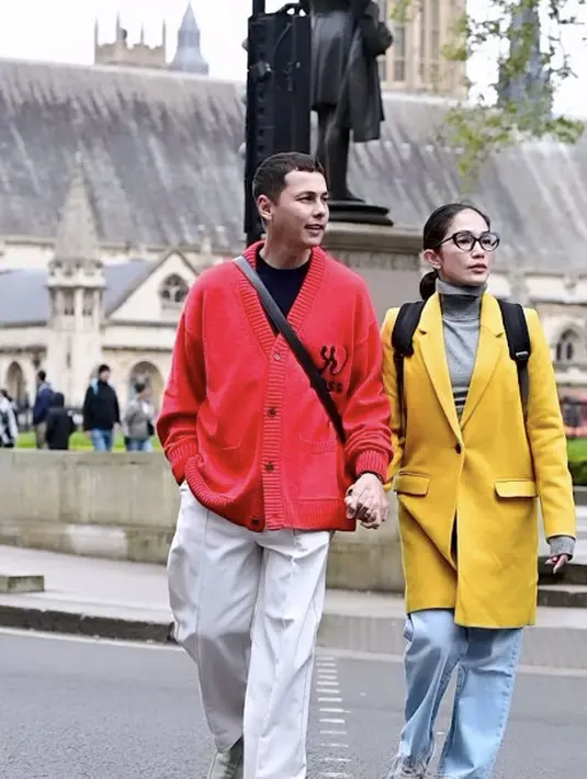 Pada kesempatan ini, Ussy menyempatkan diri untuk jalan-jalan. Dengan nuansa warna cerah, tampilannya begitu stylish. [Foto: Instagram/ Ussy Sulistiawaty]