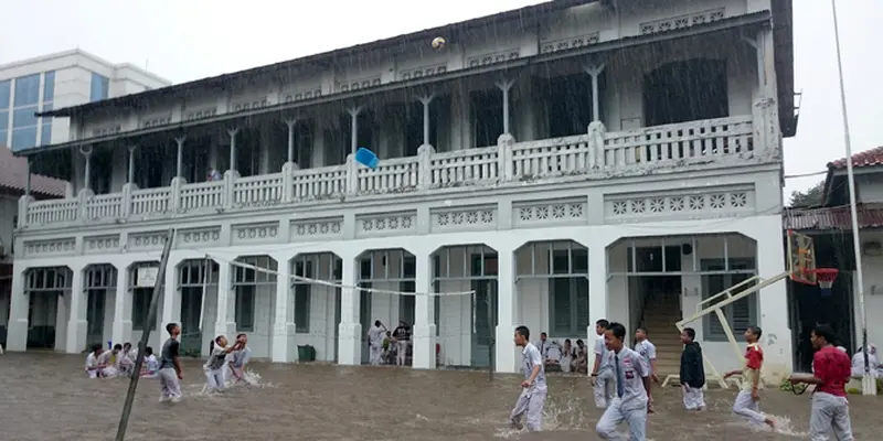 Sekolah Terendam Banjir, Siswa Budi Utomo Asyik Main Voli