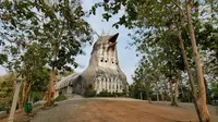 Penampakan Gereja Ayam di Bukit Rhema, Magelang, Jawa Tengah, Jumat (19/10). Bukit Rhema merupakan tempat wisata religi yang masyarakat lebih mengenalnya sebagai Gereja Ayam. (Liputan6.com/Herman Zakharia)