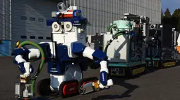 Sebuah unit robot dikendalikan dari jarak jauh untuk menghilangkan kontaminasi nuklir saat demonstrasi di Chiba (16/12). Robot dikembangkan untuk pembangkit nuklir Fukushima yang mengalami krisis sejak Tsunami. (AFP/Toru Yamanaka)