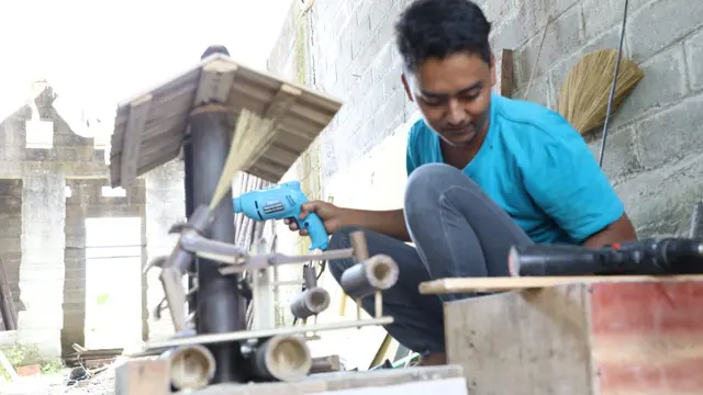 Kerajinan Kincir Air Bambu.