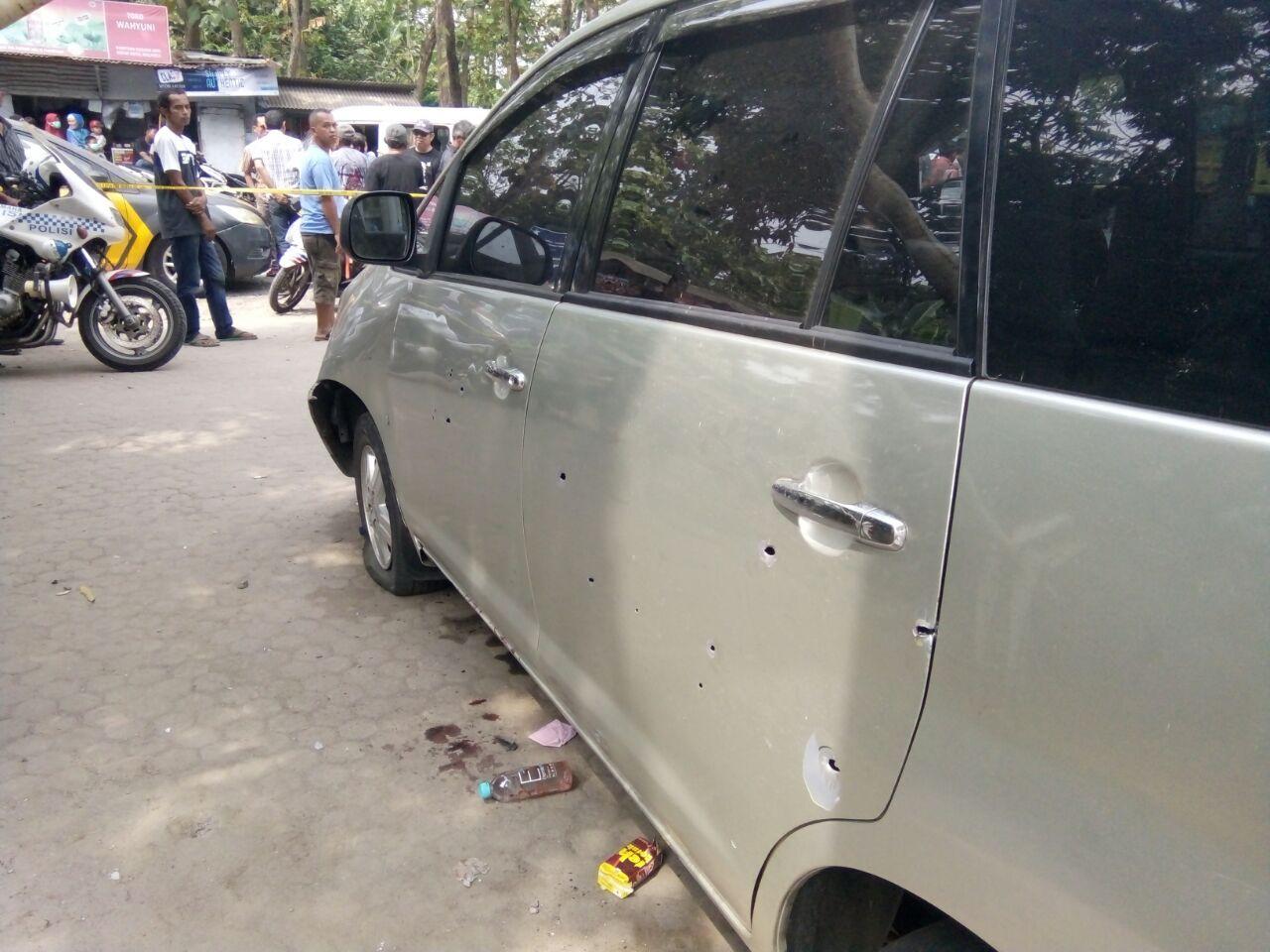 Mobil yang ditumpangi 4 pelaku penyelundupan sabu 1 ton di Anyer ditembak aparat. (Liputan6.com/Yandhi Deslatama)