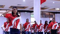 Atlet Loncat Jauh, Maria Londa memberi hormat kepada bendera Merah-Putih saat pengukuhan kontingen Indonesia untuk Olimpiade Rio 2016 di  di Kantor Kemenpora, Jakarta, Selasa (21/6/2016). (Bola.ccom/Nicklas Hanoatubun)