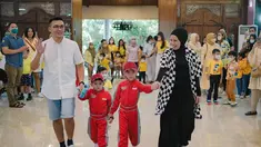 Kanaka dan Kalundra memakai kostum pembalap. Tya Ariestya berharap cita-cita kedua putranya sebagai pembalap tercapai. (Foto: Instagram/ tya_ariestya)