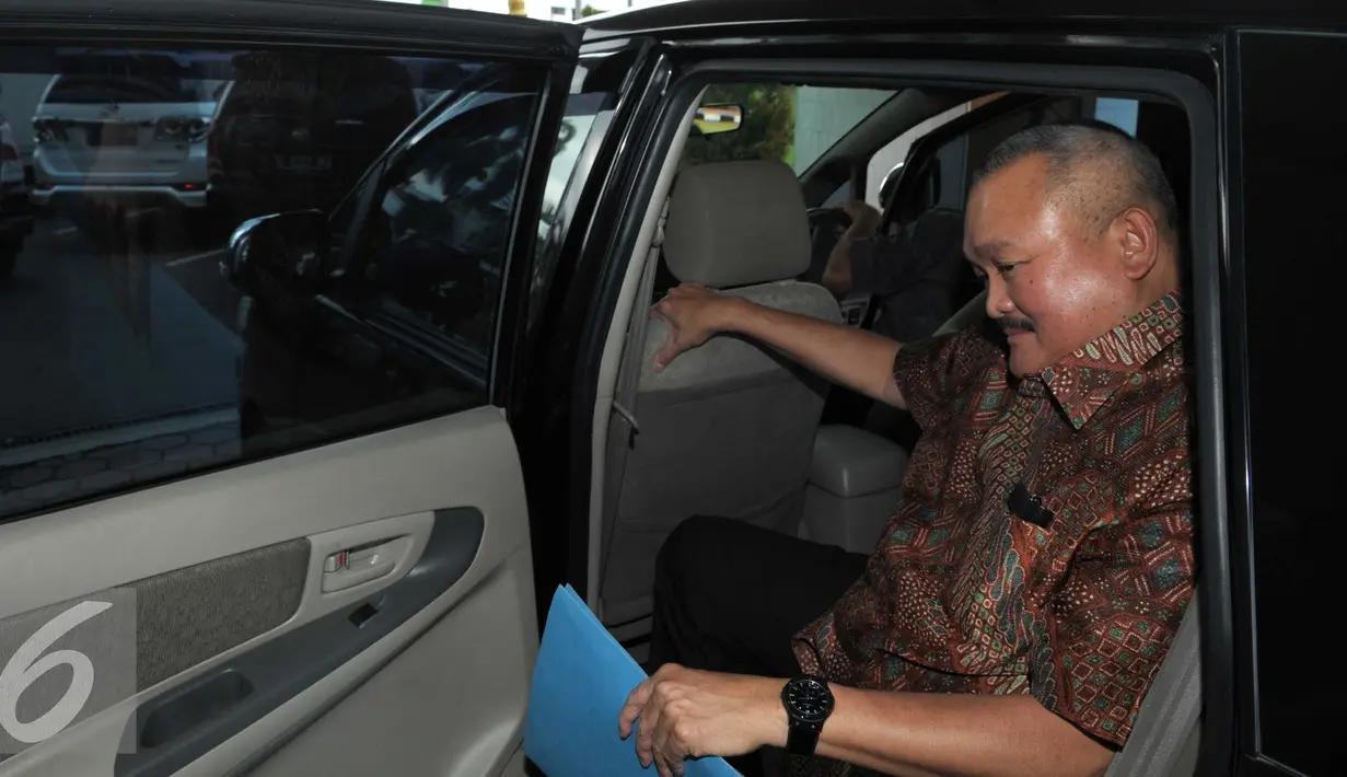 Gubernur Sumsel, Alex Noerdin berada mobil saat tiba di Gedung Kejagung, Jumat (29/4). Alex Noerdin diperiksa sebagai saksi terkait kasus dugaan penyelewengan dana bantuan sosial (bansos) senilai Rp12 triliun tahun 2013. (Liputan6.com/Helmi Afandi)