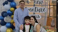 5 Potret Selvi Kitty Hadiri Kenaikan Kelas Anak Bareng Mantan Suami, Tetap Harmonis