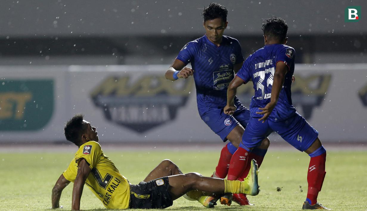 Striker Barito Putera, Kahar (kiri) berebut bola dengan dua pemain Arema FC, Bagas Adi Nugroho (tengah) dan Didik Ariyanto dalam laga matchday ke-2 Grup A Piala Menpora 2021 di Stadion Manahan, Solo, Kamis (25/3/2021). Barito Putera menang 2-1 atas Arema FC. (Bola.com/Arief Bagus)