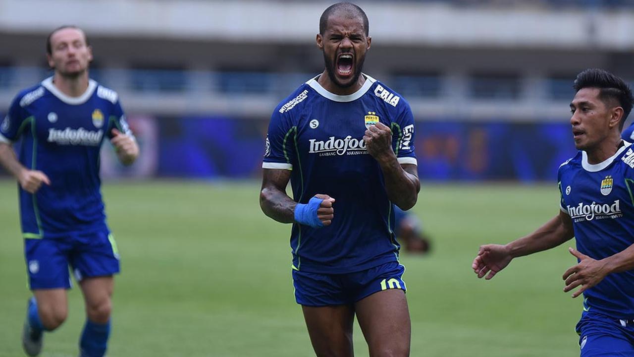 Striker Persib Bandung, David da Silva mencetak gol ke gawang PSIS Semarang.