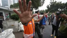 Petugas keamanan melarang wartawan untuk mengambil gambar di depan Kantor Kedubes AS, Jakarta, Selasa (14/6). Ketatnya penjagaan di sekitar Kantor Kedubes menyebabkan sejumlah wartawan mengalami kesulitan untuk meliput. (Liputan6.com/Immanuel Antonius)