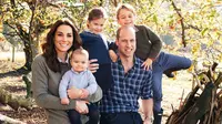 Foto kartu Natal keluarga Pangeran William dan Kate Middleton bersama ketiga anaknya. (Foto: instagram.com/mattporteous)