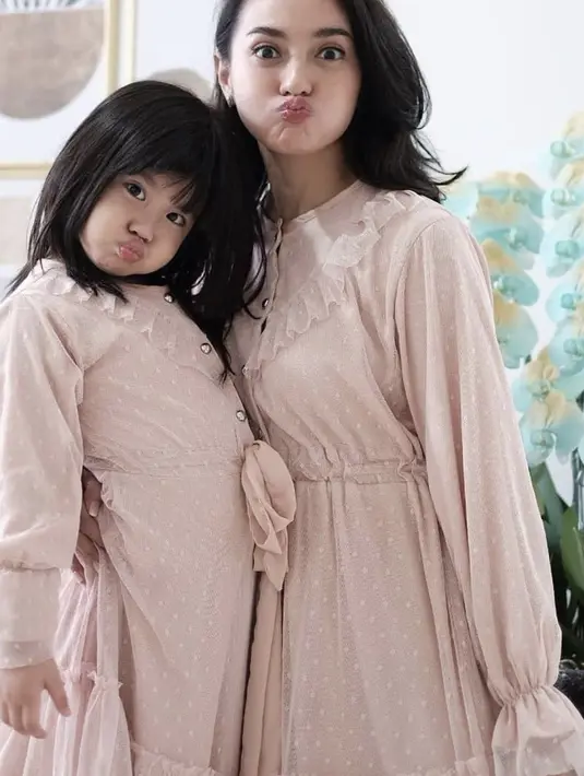 Paduan nuansa pink dengan bahan tulle juga bisa jadi opsi yang smepurna sebagai baju untuk hari Lebaran. [Foto: Instagram. Ririn Ekawati]
