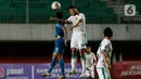 Pemain Persib Bandung, Frets Butuan (kiri) duel udara dengan bek Persebaya Surabaya, Rizky Ridho, pada laga perempat final Piala Menpora 2021 di Stadion Maguwoharjo, Sleman, Minggu (11/4/2021). (Bola.com/M Iqbal Ichsan)