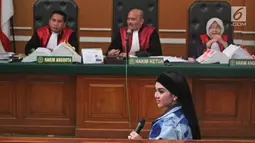 Penyanyi Syahrini menjadi saksi persidangan kasus First Travel di Pengadilan Negeri Depok, Jawa Barat, Senin (2/4). Saat memberikan kesaksian, Syahrini merasa kepanasan, sehingga kipas-kipas dan membuka jaket. (Liputan6.com/Herman Zakharia)