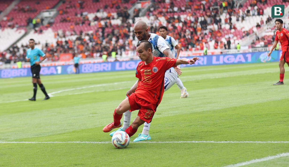 Winger Persija Jakarta, Riko Simanjuntak mencoba lepas dari pengawalan bek PSIS Semarang, Lucao dalam laga pekan ke-34 BRI Liga 1 2023/2024 di Stadion Utama Gelora Bung Karno, Jakarta, Selasa (30/4/2024) sore WIB. (Bola.com/Abdul Aziz)