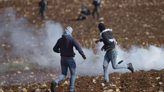 Aksi Warga Palestina Ketapel Tentara Israel di Tepi Barat