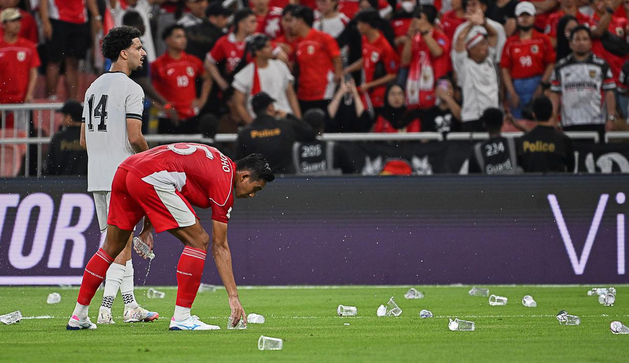 Pertandingan putaran keempat Kualifikasi Piala Dunia 2026 antara Timnas Indonesia melawan Irak, Minggu (12/10/2025) dini hari WB diwarnai dengan pelemparan gelas dan botol plastik dari suporter Indonesia. (AP Photo/Ali Issa)
