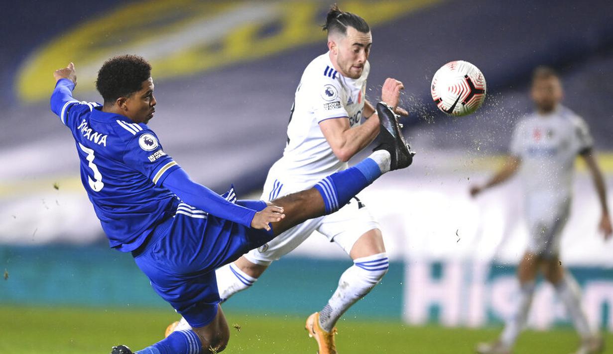 Pemain Leicester City, Wesley Fofana, berebut bola dengan pemain Leeds United, Jack Harrison, pada laga Liga Inggris di Stadion Elland Road, Senin (2/11/2020). Leicester City menang dengan skor 4-1. (Michael Regan/Pool via AP)