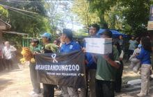 Dana Pakan Satwa dan Operasional Menipis, Karyawan Bandung Zoo Turun ke Jalan Galang Donasi
