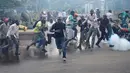  Pengunjuk rasa berlari menghindari gas air mata yang disemprotkan petugas saat bentrok di Nairobi, Kenya (16/5/2016). Mereka menuntut pembubaran otoritas pemilu karena adanya dugaan korupsi. (REUTERS/Goran Tomasevic)