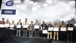 Para penerima penghargaan foto bersama pada acara The Fourth WOW Brands Festive Days 2019 di Jakarta, Kamis (14/9). WOW Brand merupakan penghargaan merek tertinggi dari hasil survei konsumen yang digelar MarkPlus, Inc. (Liputan6.com/Herman Zakharia)