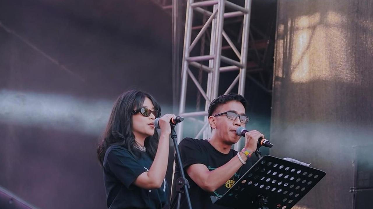 Membawakan Lagu Memandangmu