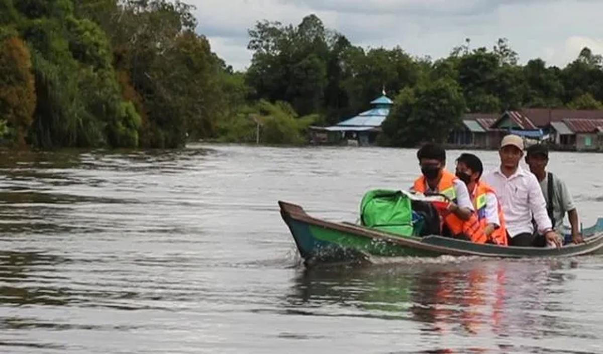 Asmar menyebutkan, sebelum pembangunan permanen, pihaknya mencari solusi agar masyarakat bisa menyeberang. Mereka menyiapkan sampan bermesin untuk layani warga.