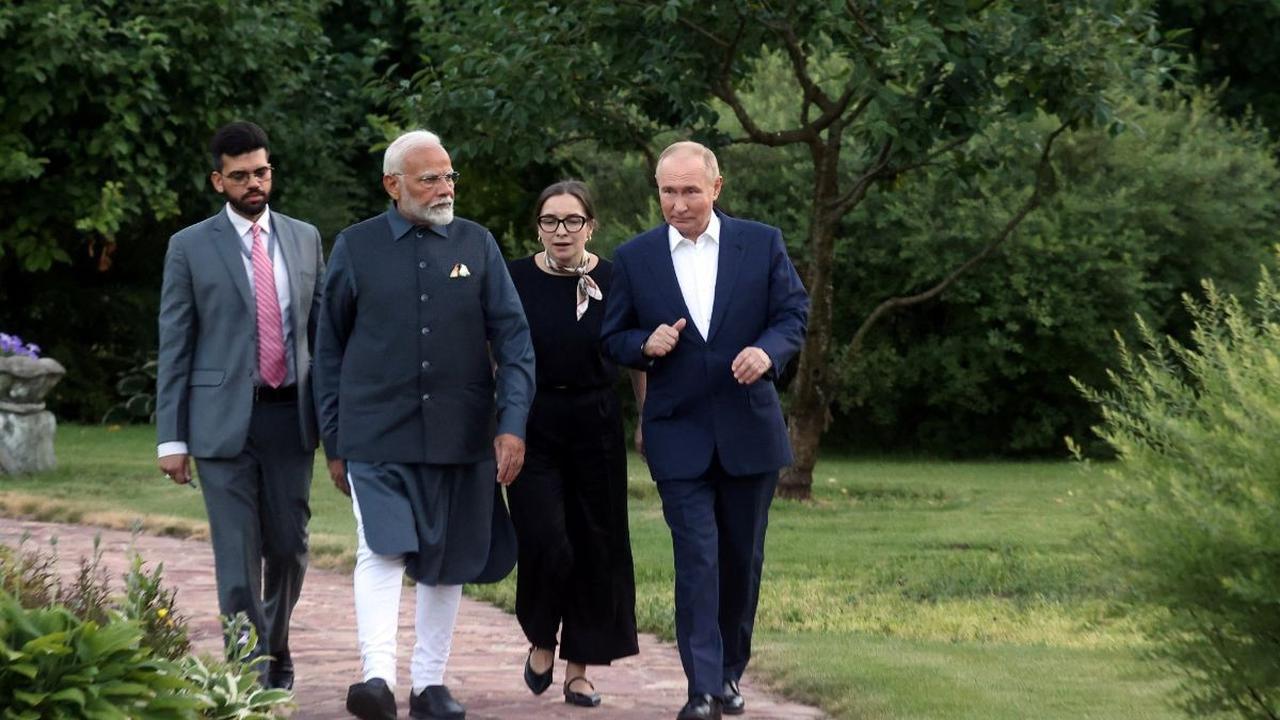India juga menghadapi tekanan dari Barat untuk menjauhkan diri dari Moskow setelah Rusia menginvasi Ukraina.&nbsp;