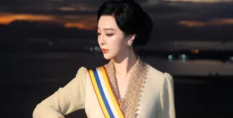 Fan Bingbing, aktris ternama asal Tiongkok, kini resmi menyandang gelar Datuk. Gelar kehormatan ini diberikan oleh Yang di-Pertua Negeri Melaka, Tun Dr. Mohd Ali Rustam, dalam sebuah upacara yang berlangsung pada 24 Agustus 2025 di Melaka, Malaysia. [Foto: Instagram/ Fanbingbing]