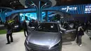 Sebagai informasi, IIMS 2026 diikuti lebih dari 180 brand otomotif dan industri pendukung, termasuk 35 merek kendaraan roda empat dan 26 merek roda dua. Tampak dalam foto, pengunjung melihat-lihat mobil yang dipamerkan saat International Motor Show (IIMS) 2026 di JIExpo Kemayoran, Jakarta, Kamis (5/2/2026). (Kapanlagi.com/Budy Santoso)