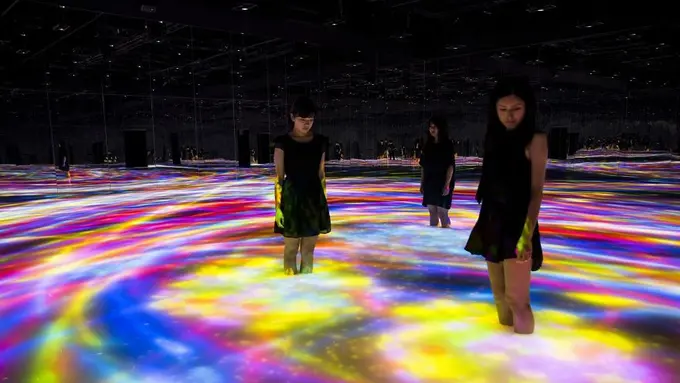 [Bintang] Instalasi Seni Ini Biarkan Pengunjung Berjalan di Air Warna-warni