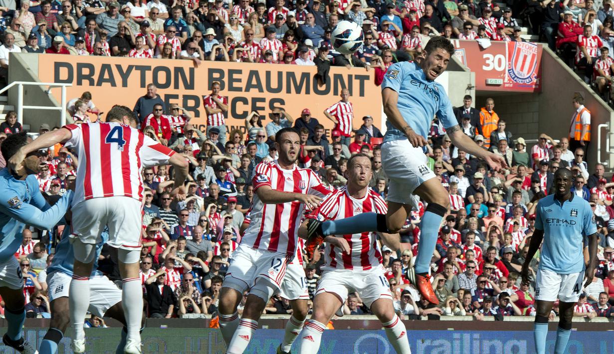 Javi Garcia. Gelandang Spanyol yang kini berusia 35 tahun dan baru saja pensiun awal Juli 2022 bersama Boavista ini pernah memperkuat Manchester City selama 2 musim mulai 2012/2013 hingga 2013/2014 sejak didatangkan dari Benfica pada awal musim 2012/2013 dengan nilai transfer 20,2 juta euro. Ia langsung mencetak 1 gol pada laga debutnya di pekan ke-4 Liga Inggris 2012/2013 (15/9/2012) menghadapi tuan rumah Stoke City yang berkesudahan imbang 1-1. Ia total tampil dalam 76 laga bersama Mancity di semua ajang dengan torehan 2 gol. (AFP/Adrian Dennis)