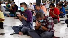 Umat muslim Malaysia berdoa saat melaksanakan ibadah salat Jumat dengan mempersingkat khotbah di Masjid Nasional di Kuala Lumpur, Jumat (13/3/2020). Malaysia memutuskan tetap melakukan salat Jumat, tetapi dengan pedoman yang ketat pasca-penyebaran virus corona COVID-19. (AP Photo/Vincent Thian)