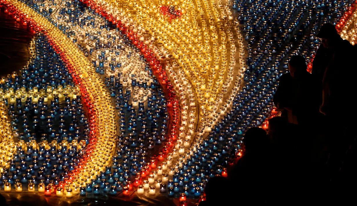 Pengunjung melihat pajangan lilin selama Festival Cahaya Cittadella, di Benteng abad pertengahan di Victoria, Pulau Gozo, Malta, (16/3). Sekitar 30 ribu lilin bertebaran di Victoria. (REUTERS / Darrin Zammit Lupi)