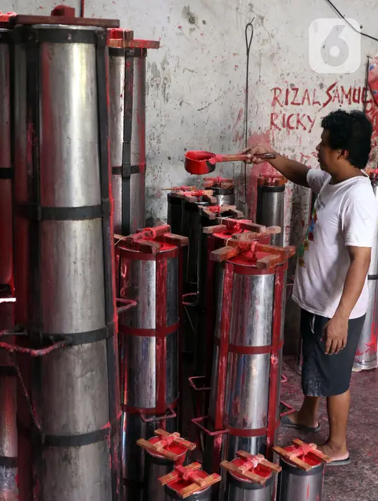 Pekerja mencetak lilin untuk perayaan Tahun Baru Imlek di Tangerang, Banten, Kamis (4/2/2021). Tahun Baru Imlek pada 12 Februari 2021 mendatang kemungkinan digelar tanpa perayaan besar karena pandemi COVID-19. (Liputan6.com/Angga Yuniar)