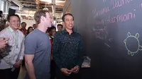 Mark Zuckerberg membaca pesan yang ditulis Presiden Jokowi di dinding saat berkunjung ke kantor Facebook di Silicon Valley, San Fransisco, Rabu (17/2). Dalam kunjungan itu Jokowi disambut langsung oleh CEO Facebook, Mark Zuckerberg. (Setpres/Biro Pers)