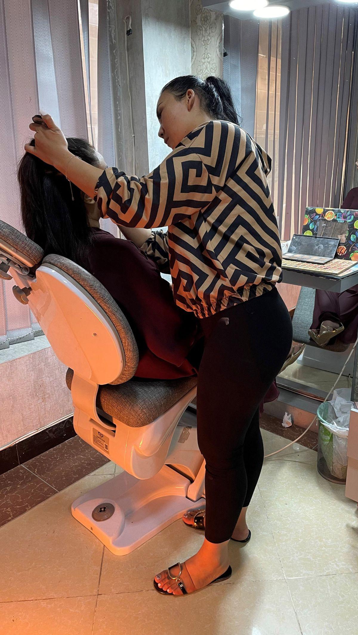 "Taman tidak diperbolehkan untuk wanita jadi salon adalah tempat yang baik bagi kami untuk bertemu teman-teman kami. Itu adalah alasan yang baik untuk bertemu satu sama lain, untuk bertemu wanita lain, gadis lain untuk membicarakan masalah," katanya.