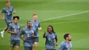 Para pemain Bayern Munchen melakukan pemanasan saat sesi latihan di stadion Luz di Lisbon (18/9). Munchen akan bertanding melawan wakil Portugal, Benfica pada babak penyisihan grup E Liga Champions di stadion Estadio da Luz. (AFP Photo/Francisco Leong)