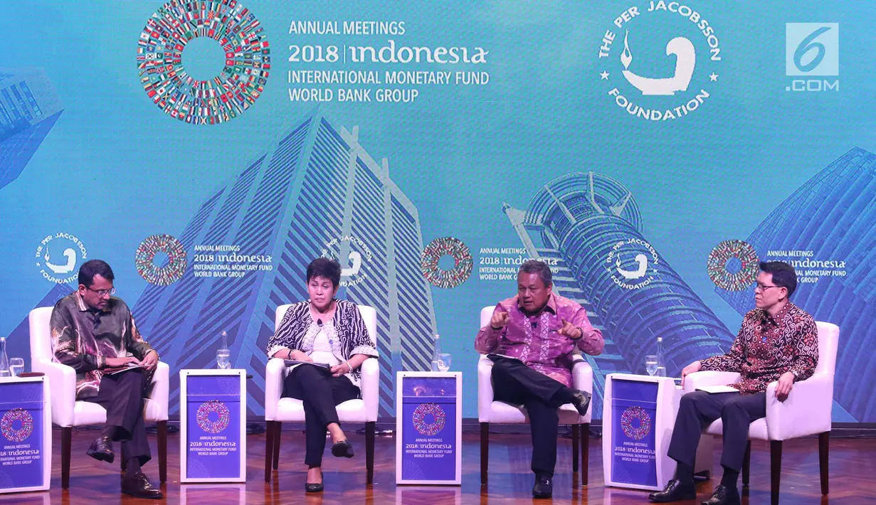 (Dari kiri) Managing Director MAS Ravi Menon bersama Gubernur Bank Thailand Veerathai Santiprabhob, Gubernur BI Perry Warjiyo, dan Gubernur Bank Negara Malaysia Nor Shamsiah Mohd Yunus saat seminar di Nusa Dua, Bali, Jumat (12/10). (Liputan6/Angga Yuniar)