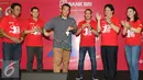 Menpora Imam Nahrawi melakukan servis bulu tangkis saat hadir dalam acara bertajuk BRI Berbagi Raket Juara Road to The Mext Champions di Jakarta, Sabtu (1/10). (Liputan6.com/Immanuel Antonius)
