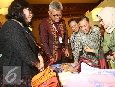 Ketum Dekranas, Mufidah Jusuf Kalla (kedua kanan), Gubernur BI Agus Martowardojo (ketiga kanan), meninjau stand peserta pameran bertajuk Karya Kreatif Indonesia di Jakarta, Jumat (26/8). (Liputan6.com/Immanuel Antonius)