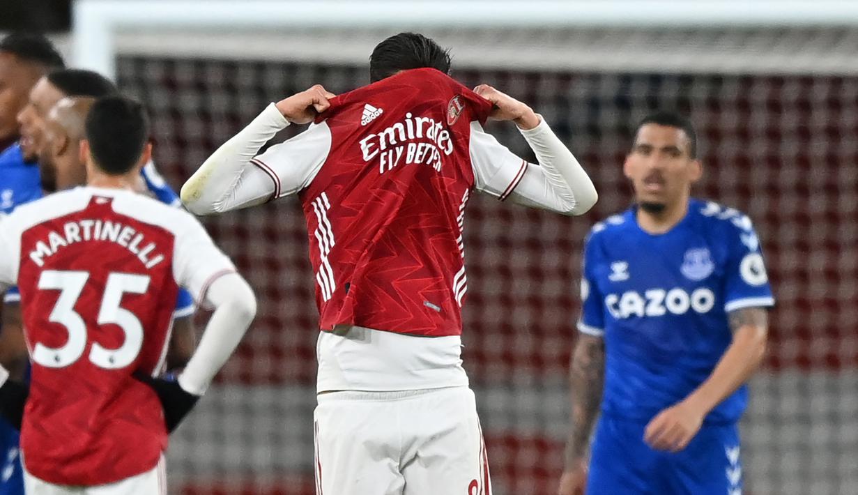 Ekspresi kecewa gelandang Arsenal, Dani Ceballos (tengah) usai dikalahkan Everton 0-1 dalam laga lanjutan Liga Inggris 2020/2021 pekan ke-33 di Emirates Stadium, London, Jumat (23/4/2021). (AFP/Justin Setterfield/Pool)