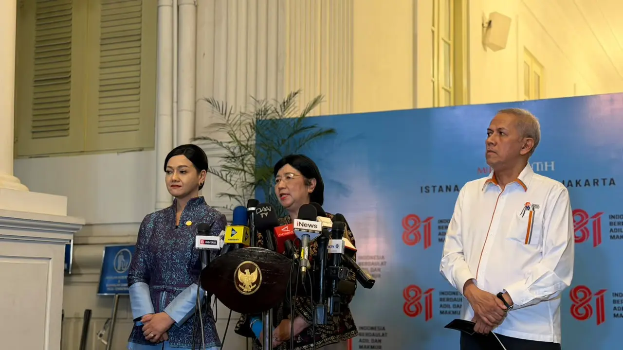 Pejabat Gubernur Bank Indonesia (BI) Sementara Destry Damayanti memberikan keterangan pers di kompleks Istana Kepresidenan, Jakarta, Senin (27/7/2026). (Liputan6.com/Lizsa)