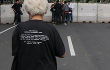 FOTO: Maria Catarina Sumarsih, Ibu dari Wawan Korban Penembakan Aktivis 98 Beraksi dalam "Jumat Melawan Geruduk Mahkamah Konstitusi"