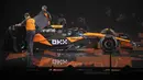 Mobil McLaren untuk musim 2025 saat peluncuran tim Formula 1 yang bertajuk 'F1 75' di O2 Arena, London, Selasa (18/02/2025). (AP Photo/Kin Cheung)