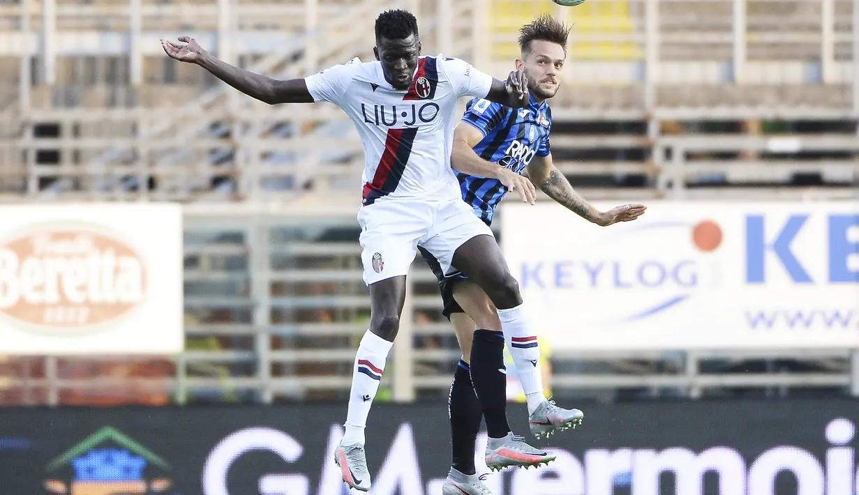 Pemain Bologna Musa Barrow (kiri) berebut bola udara dengan pemain Atalanta Rafael Tolói pada pertandingan Liga Italia Serie A di Stadion Gewiss, Bergamo, Italia, Selasa (21/7/2020). Atalanta menang 1-0 dan kembali menempati posisi dua klasemen. (Giuseppe Zanardelli/LaPresse via AP)